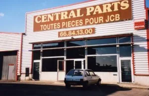 Ancien dépôt Central Parts avec enseigne « Toutes pièces pour JCB »
