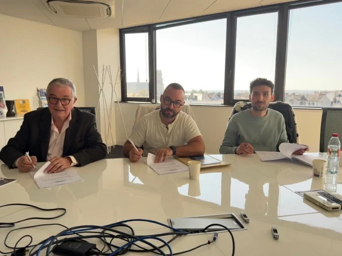 Réunion de signature dans les locaux Central Parts — photographie d’archive