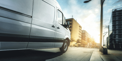 Photo d'un camion de livraison pour engins de TP